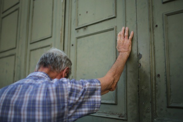 Australski biznismen odlučio pomoći očajnom grčkom umirovljeniku čija je potresna fotografija obišla svijet