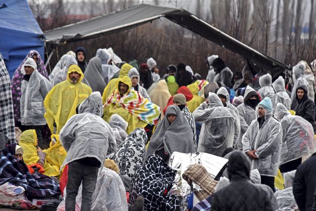 Grčka policija afganistanske migrante s makedonske granice vodi natrag u Atenu