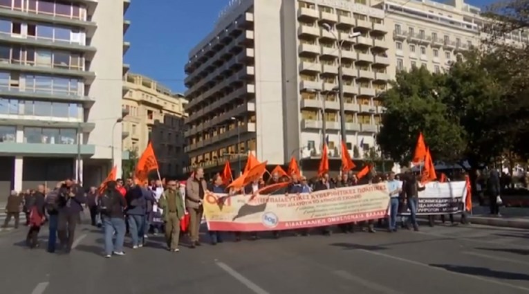 Grčki zastupnici izglasali reforme koje ograničavaju pravo na štrajk, neredi u Ateni