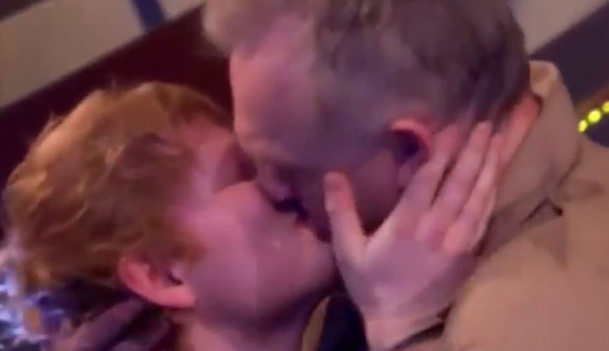 VIDEO Ed Sheeran strastveno poljubio popularnog komičara uživo na BBC-ju