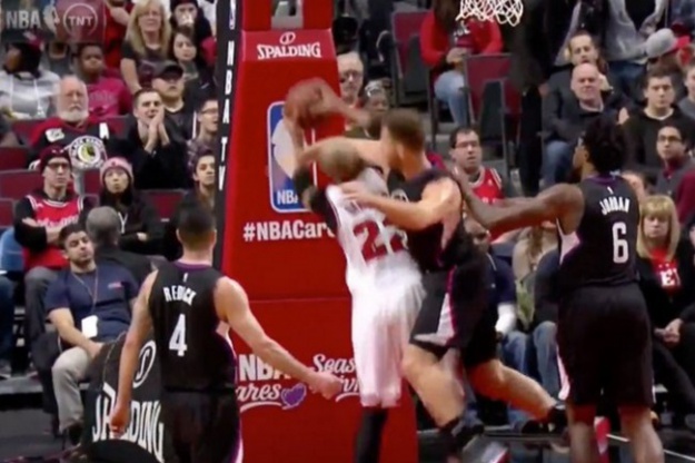 Najbrutalniji prekršaj u ovoj NBA sezoni: Griffin promašio loptu, ali ne i glavu suparnika