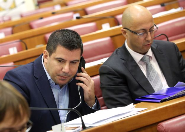 Nije im dugo trebalo, Bauk i Grmoja se posvađali u Saboru oko "lika i djela velikog vođe" SDP-a