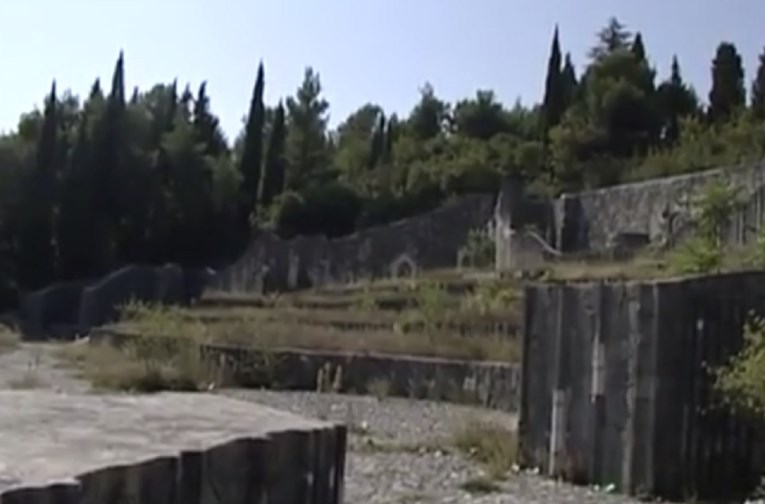 Divljaci porazbijali Partizansko groblje u Mostaru