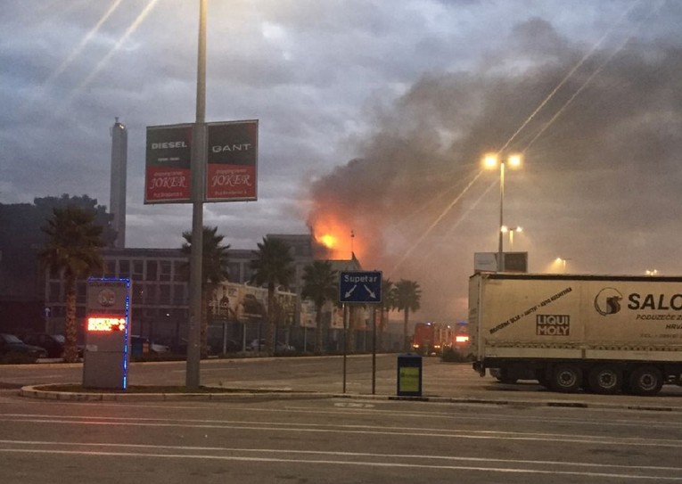 Izbio požar u napuštenoj zgradi Dalmacijavina u luci Split