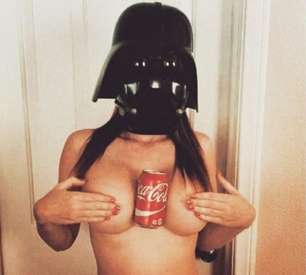 Mislile su da drže Coca Colu grudima za plemenite svrhe, a ispale su nasamarene