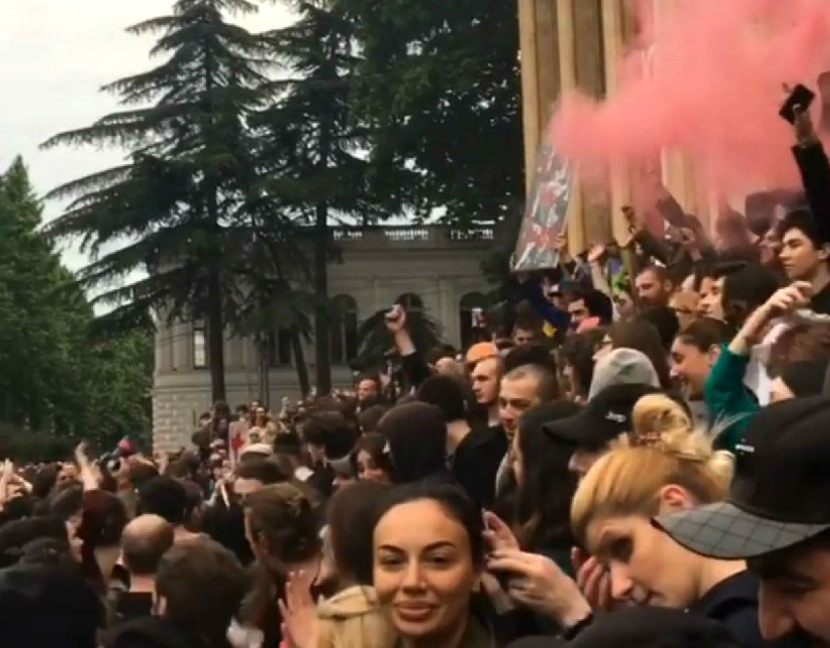 RAVE REVOLUCIJA U GRUZIJI Mladi na ulicama zbog policijskog nasilja, dosta im je racija