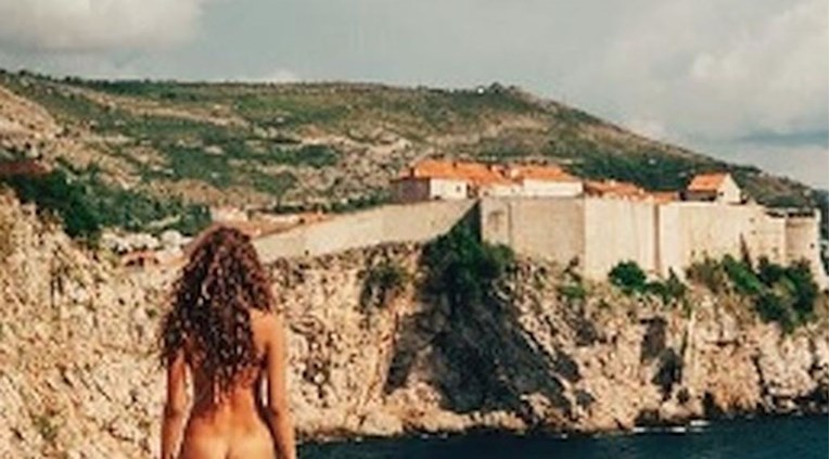 FOTO Svi traže misterioznu ljepoticu koja se u Dubrovniku fotkala potpuno gola