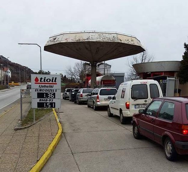 Zbog niskih cijena goriva u BiH na benzinskim postajama vladaju neviđene gužve