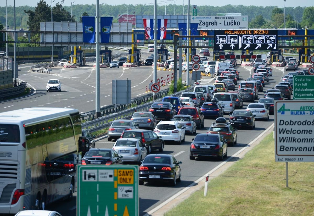 Svi bježe na more, na Lučkom ogromne kolone