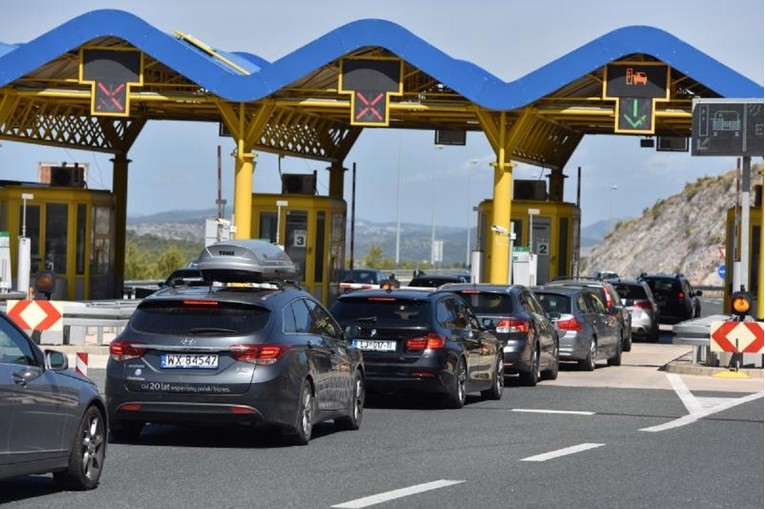 Počele su gužve na cestama i granicama
