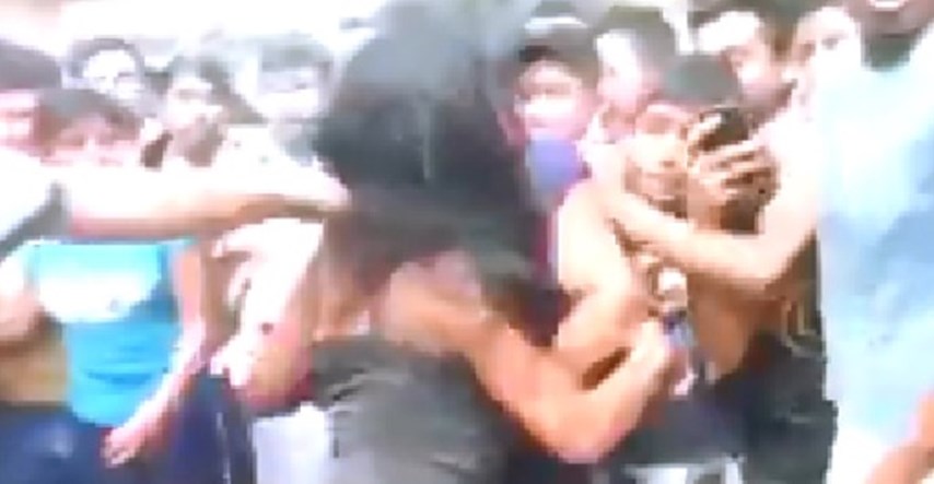 UZNEMIRUJUĆI VIDEO Podivljala gomila u Gvatemali pretukla 16-godišnju djevojku i živu je spalila