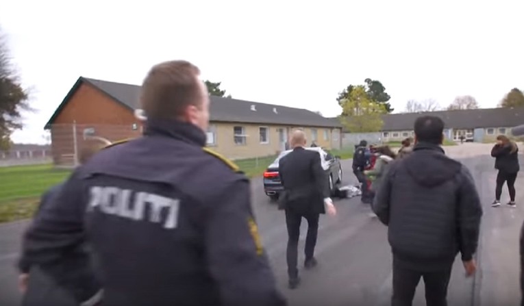 VIDEO Vozač danske ministrice za imigraciju pred njom pregazio migranticu