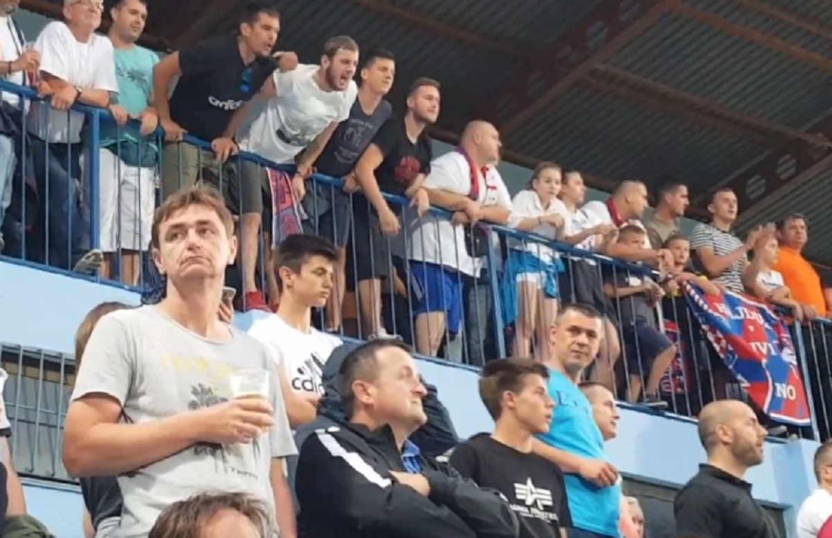 Policija sa stadiona izbacila hajdukovce koji su dinamovce zalijevali pićem i vrijeđali ih