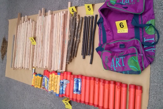 Policija oduzela hajdukovcu 85 drvenih palica, četiri metalne šipke, baklje i rakete