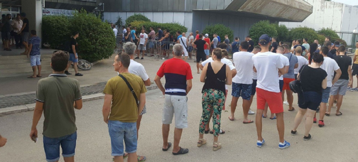 SPLIT JE NA NOGAMA Od ranog jutra redovi za posljednjih 1500 ulaznica