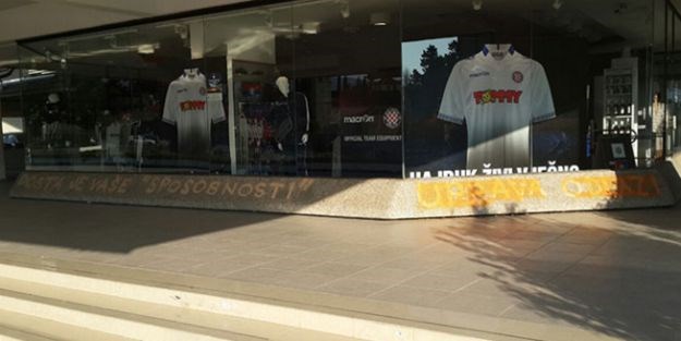 UPRAVA ODLAZI Na Poljudu grafiti "sposobnoj" upravi, navijači Hajduka gube strpljenje