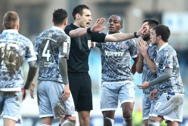Hajdukovci vikali: Lakrdija! Bravo, Lokosi! Pomoćnik je  rekao Pejinu da svira penal