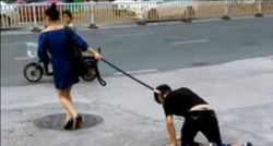FOTO Bizarni sadomazohistički čin: Žena po ulici čovjeka na uzici vuče kao psa