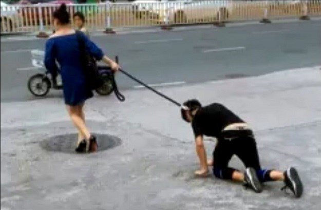 FOTO Bizarni sadomazohistički čin: Žena po ulici čovjeka na uzici vuče kao psa