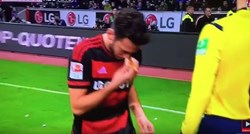 Navijači Schalkea gađali Bayerovog Turčina svinjetinom, on im uzvratio molitvom