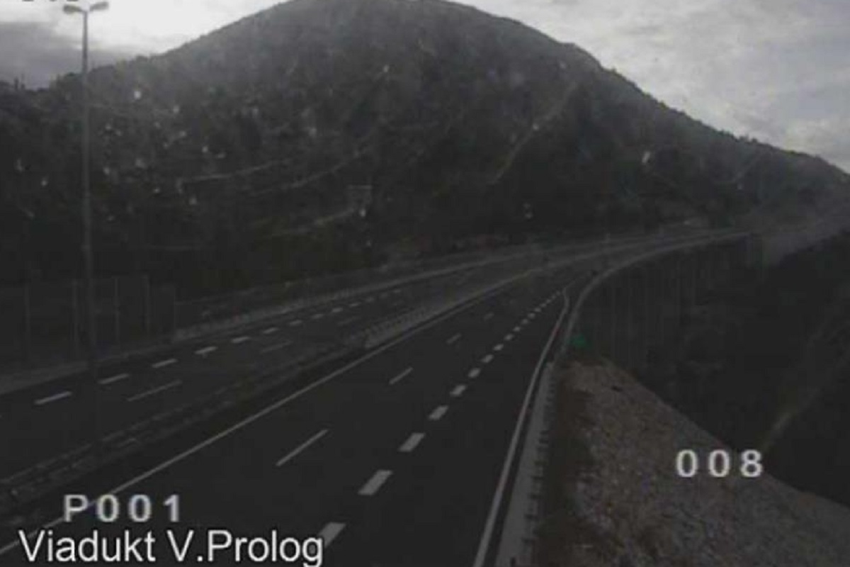 VOZAČI, OPREZ Mokri kolnici i magla usporavaju vožnju