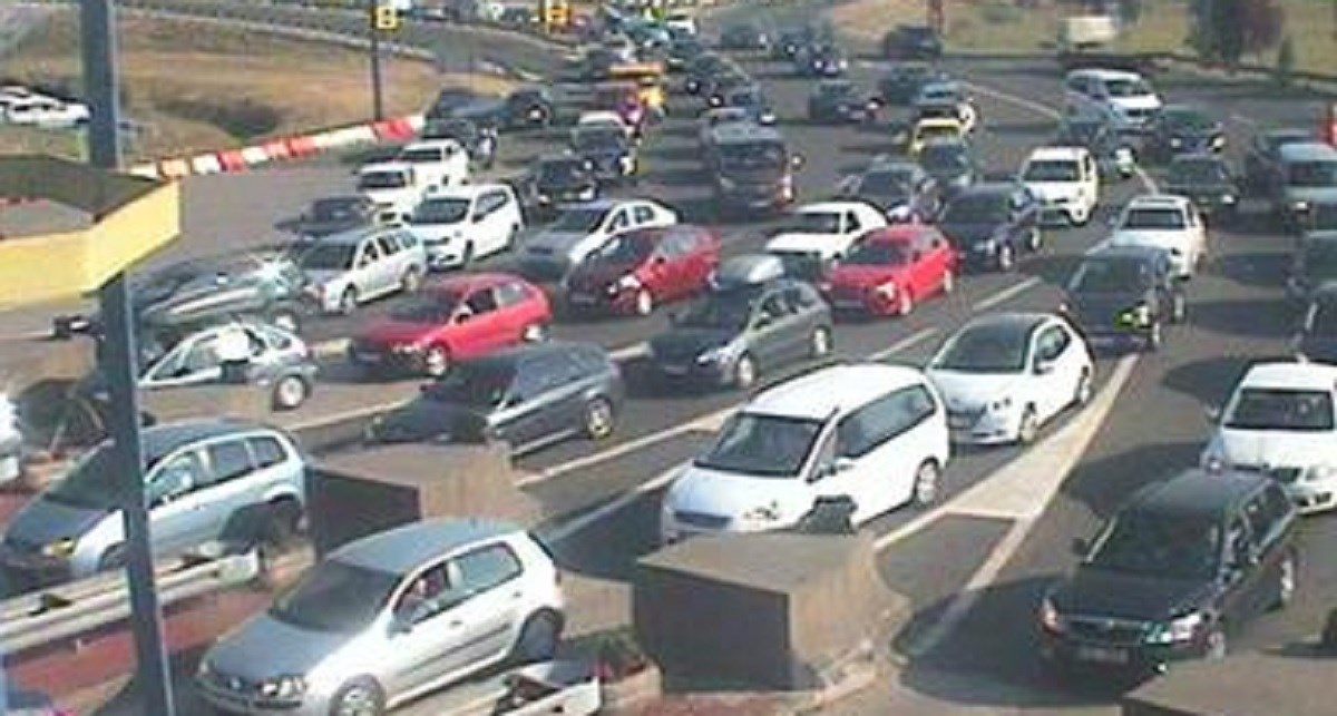 GUŽVE NA AUTOCESTAMA Na Lučkom i na Istarskom ipsilonu kolone od 4 kilometra