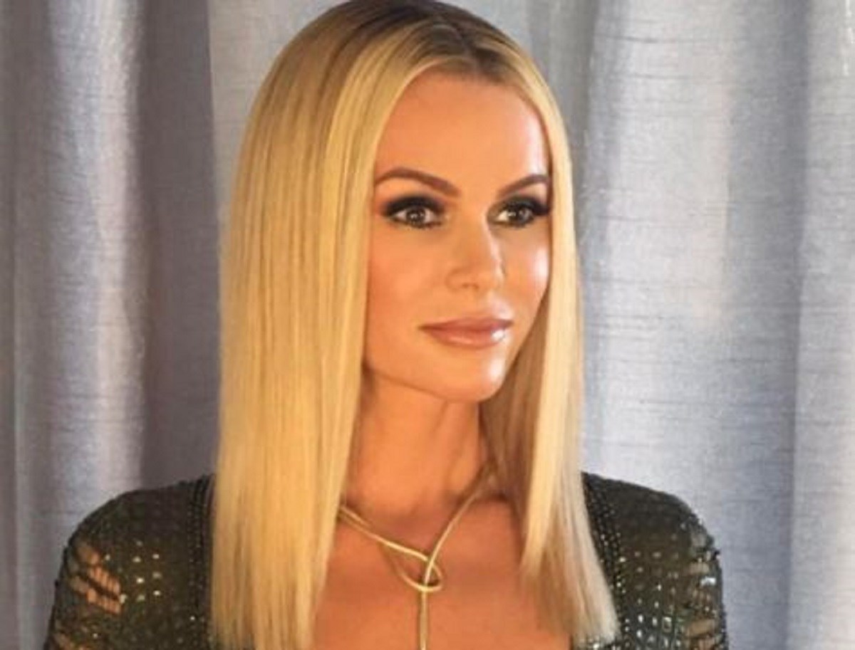 FOTO Lijepa britanska voditeljica na udaru javnosti zbog haljine dekoltirane do pupka