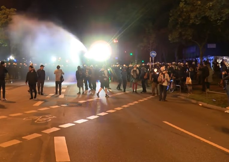 VIDEO Policija u Hamburgu vodenim šmrkovima rastjerala prosvjednike protiv G20 summita