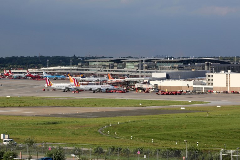 Zbog curenja plina evakuiran aerodrom u Hamburgu, 50 ljudi zatražilo medicinsku pomoć