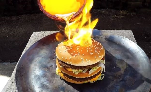 Hamburger zalili bakrom zagrijanim na 1085°C, ono što se dogodilo zgadit će vam fast food