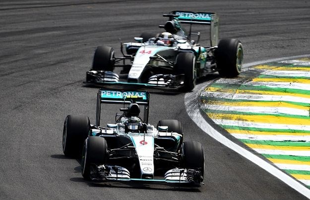 Hamilton slavio u kaotičnoj utrci u Brazilu, Rosberg na korak od naslova
