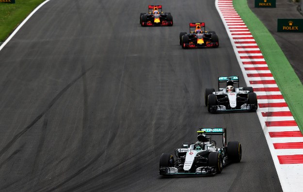 Ludi dvoboj Mercedesa u Austriji: Hamilton pobijedio nakon sudara s Rosbergom u zadnjem krugu