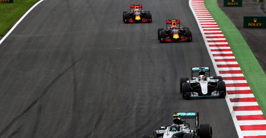 Ludi dvoboj Mercedesa u Austriji: Hamilton pobijedio nakon sudara s Rosbergom u zadnjem krugu