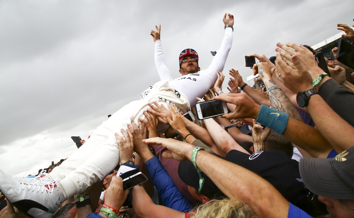 Hamilton peti put slavio na Silverstoneu, Kimiju i Vettelu u završnici pukle gume