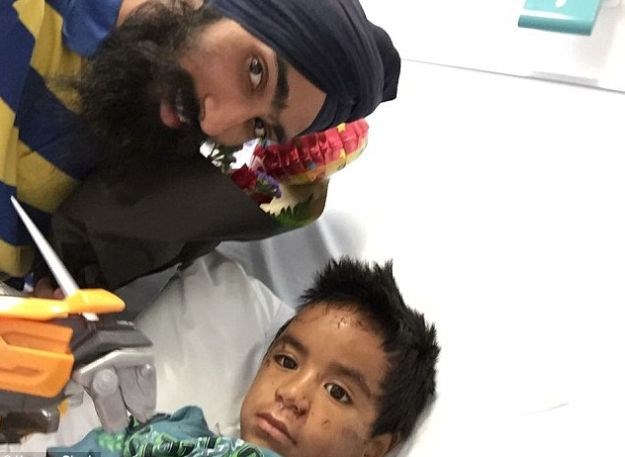 Ponovni susret dječaka i Sikha koji je "prekršio strogi religijski protokol" da bi mu spasio život