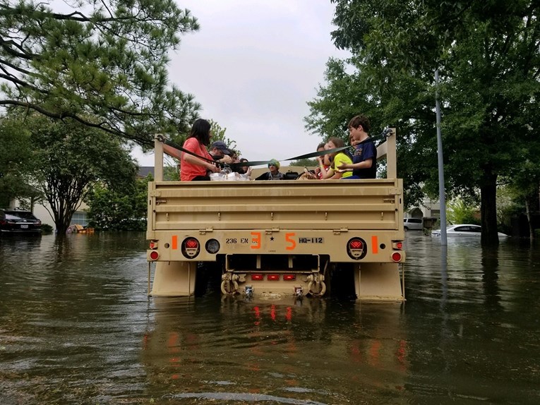 Tropska oluja Harvey obrušila se na Louisianu, u Houstonu se i dalje bore s poplavama