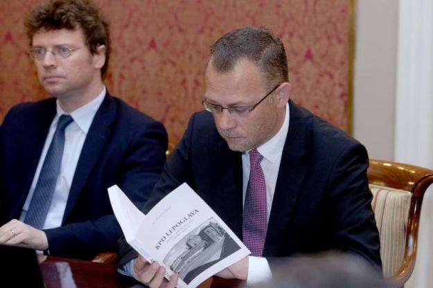 Vlada pred potpunim slomom, a nezainteresirani Hasanbegović na sjednici čitao knjigu