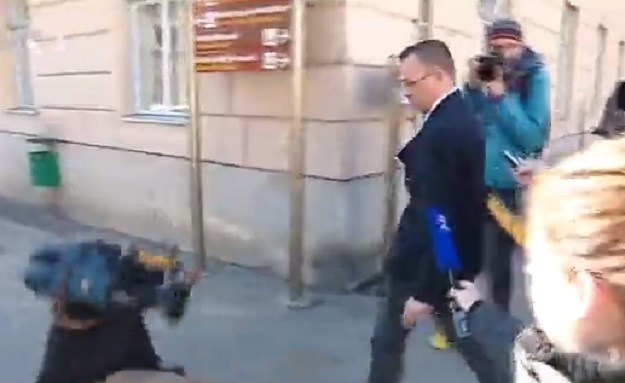 VIDEO Snimatelj pao pred Hasanbegovićem, a ovaj produžio bez da je trepnuo