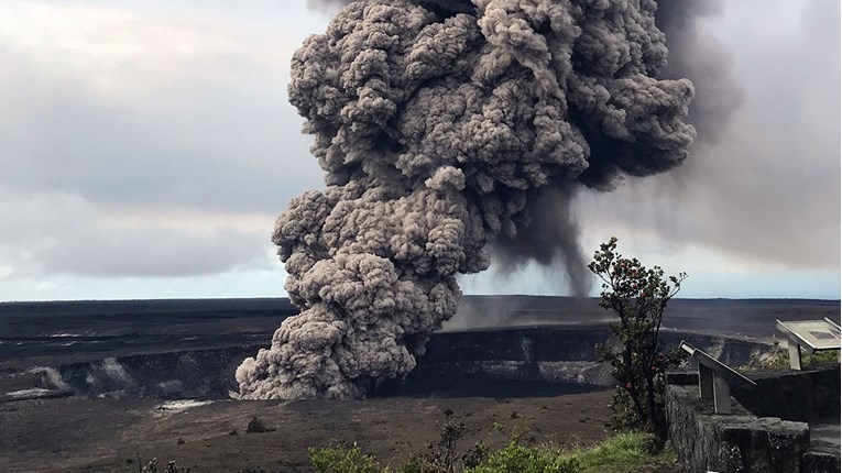 NOVA VELIKA ERUPCIJA NA HAVAJIMA Vulkan izbacuje pepeo 9 kilometara u visinu: "Potražite sklonište"