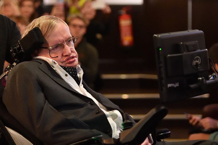 Doktori su predvidjeli da će Stephen Hawking umrijeti prije 50 godina. Danas slavi 76. rođendan