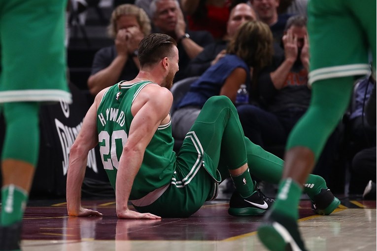 UZNEMIRUJUĆA SNIMKA Stravičan lom noge zvijezde Bostona u debiju za Celticse