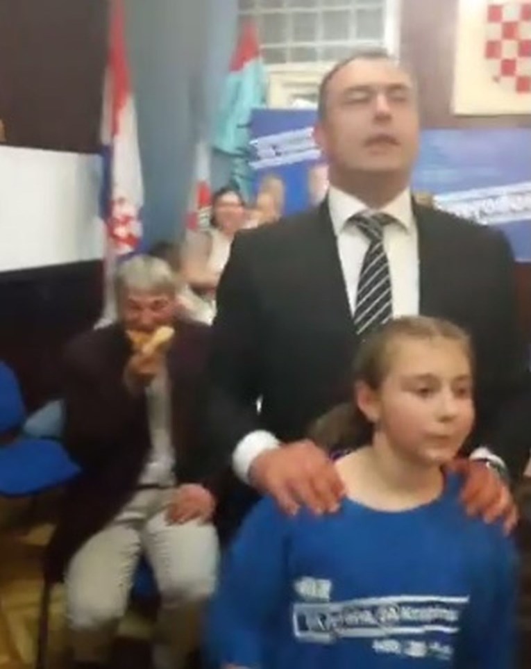 VIDEO HDZ opet briljira: Gradonačelnik urla uz harmoniku, čiča iza njega uživa u pizzi