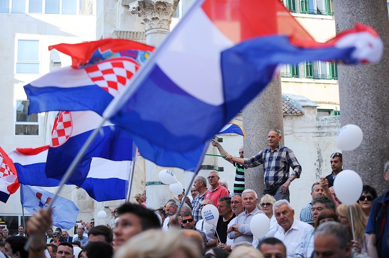 VIDEO HDZ-ovci u Splitu luđački mahali zastavama i zazivali Tuđmana, a Plenkovića dočekali kao boga