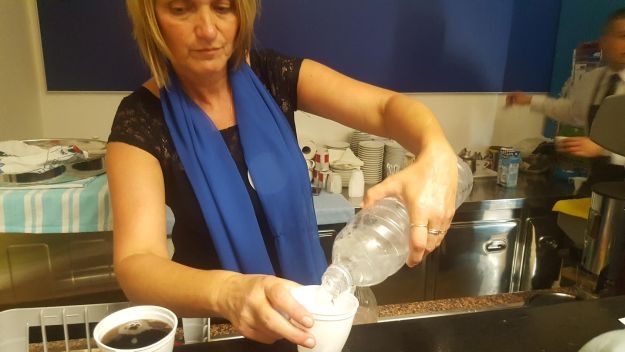 Ništa od valjanja po zastavama: HDZ u stožeru ovog puta ne toči alkohol
