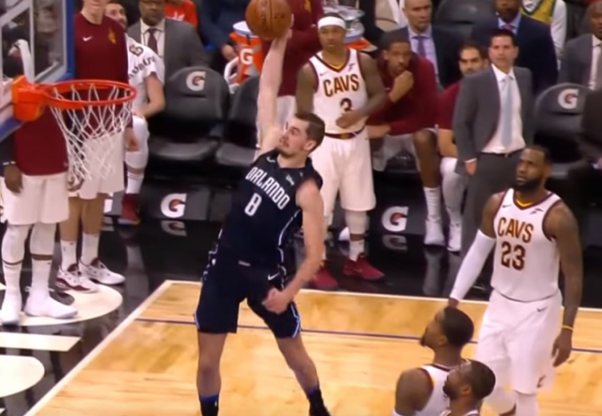 POGLEDAJTE MONSTRUOZNO HEZONJINO ZAKUCAVANJE LeBron ga je ispratio samo pogledom