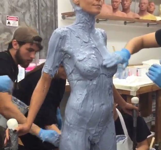 Polugola Heidi Klum pokazala kako nastaje njena maska za Halloween: "Dirao ti je sise"