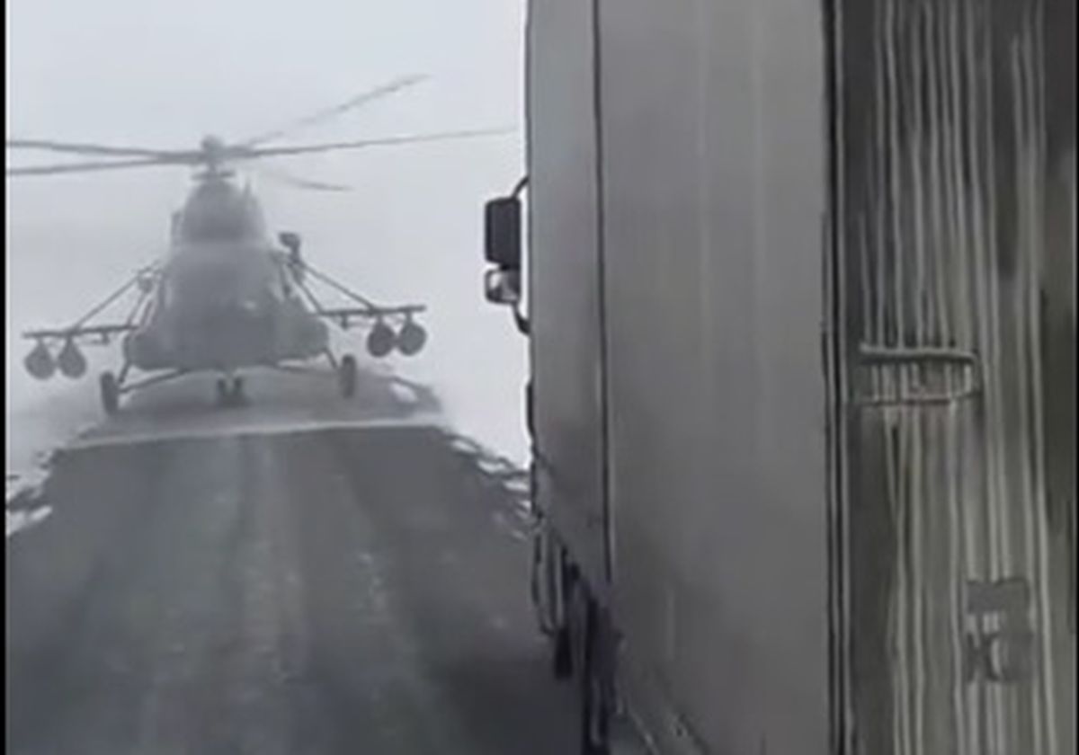 VIDEO Vojni pilot se izgubio pa sletio helikopterom na cestu i ispitivao vozače gdje je