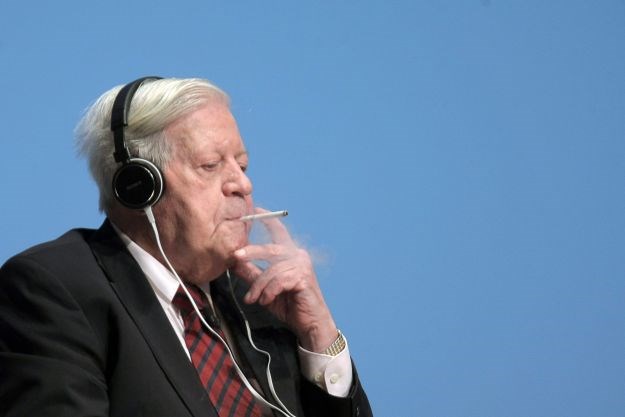 Helmut Schmidt, političar bez dlake na jeziku: "Za politiku su potrebne samo volja i cigarete"