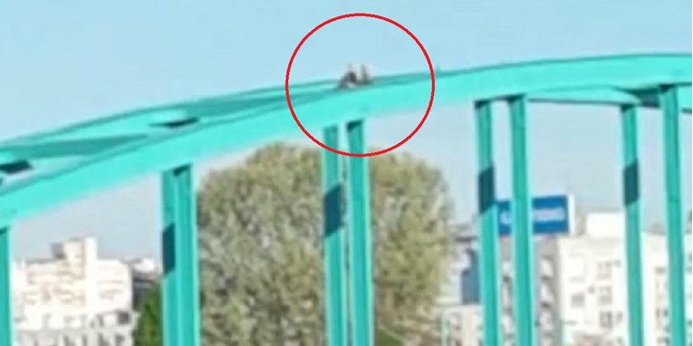 VIDEO Dvoje mladih se popelo na vrh Hendrixovog mosta, policija ih dva sata molila da siđu