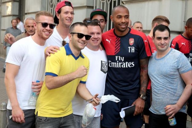 Legenda je u gradu: Thierryja Henryja u centru Zagreba "rastrgali" fanovi